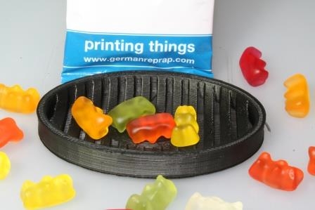 3D-gedruckte schwarze Schale aus PP-Filament mit Gummibärchen – Beispiel für lebensmittelechten Kunststoff im 3D-Druck